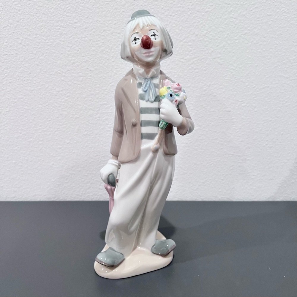 Casades Clown figurine 11 1/4" Tall‎ With Bouquet umbrella Made in Spain Vintage
